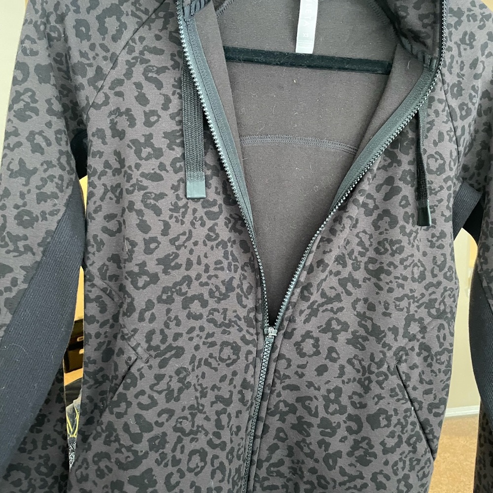 Athleta black/gray cheetah print hoodie * like NEW* - Picture 4 of 4